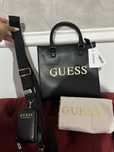 Geanta guess neagra cu eticheta