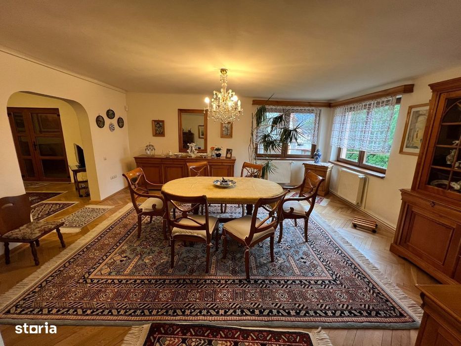 Casă de vânzare în Scheii Brașovului, 6 camere, teren 2400 mp