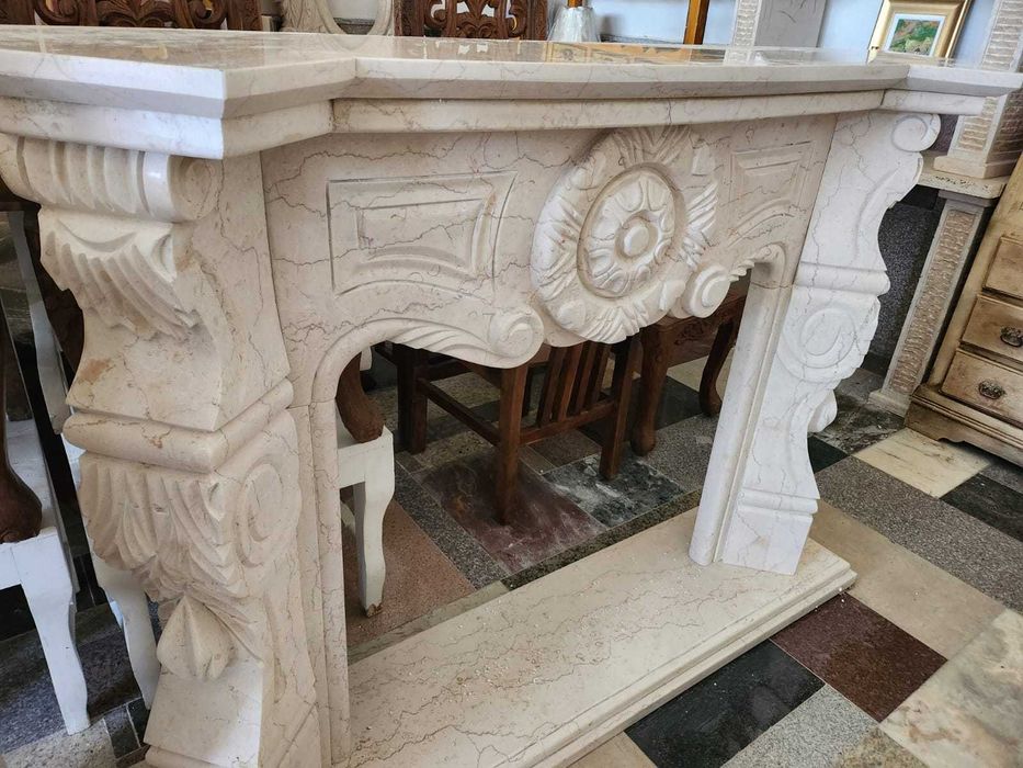 Masca semineu din marmura