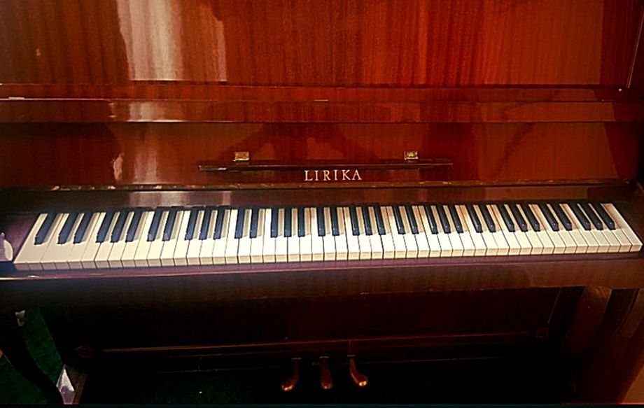 Vând pianină Lirika