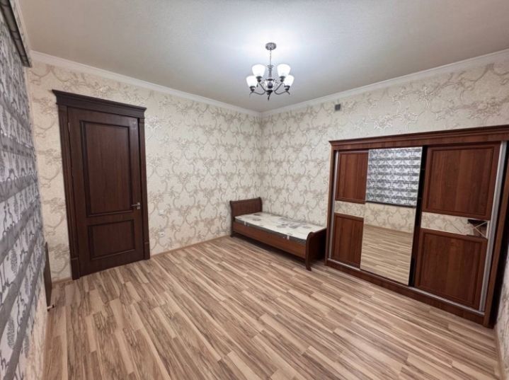 Arenda Yunsobod 5xonali hovli oilaga arendaga beriladi.