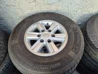 255 70 15 Jante Roti Toyota Hilux