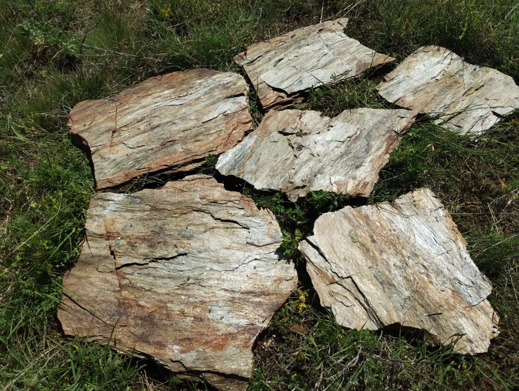 Vând piatra rustica cu venaturi auriu