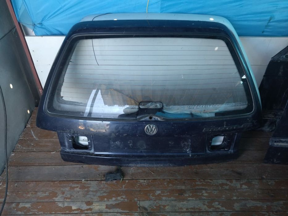 на пассат б4 есть крышка багажника и бампер задний