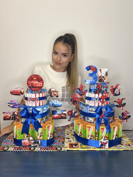 Tort din dulciuri ambalate