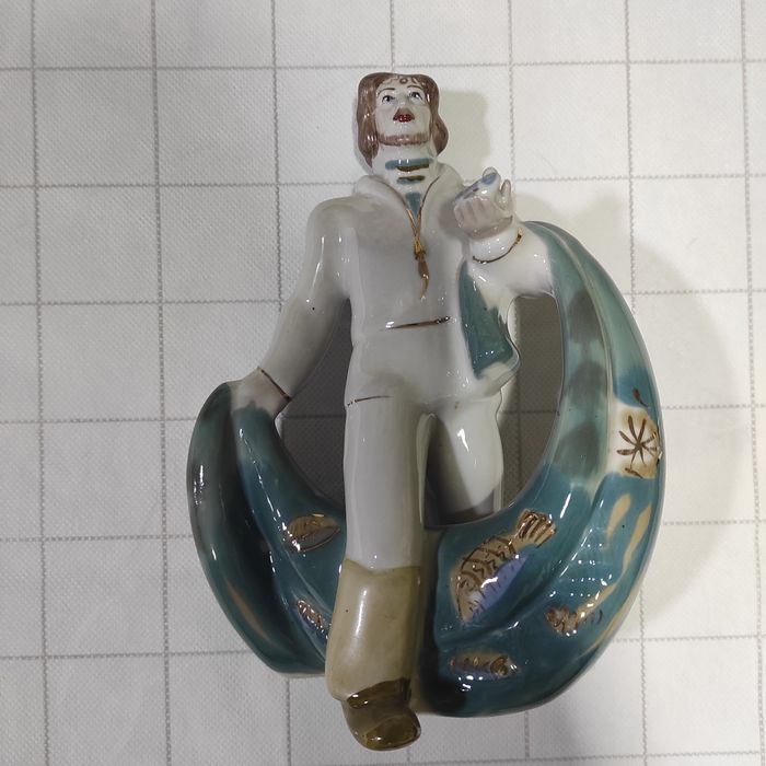 СТАУЭТКА Рыбак с сетью