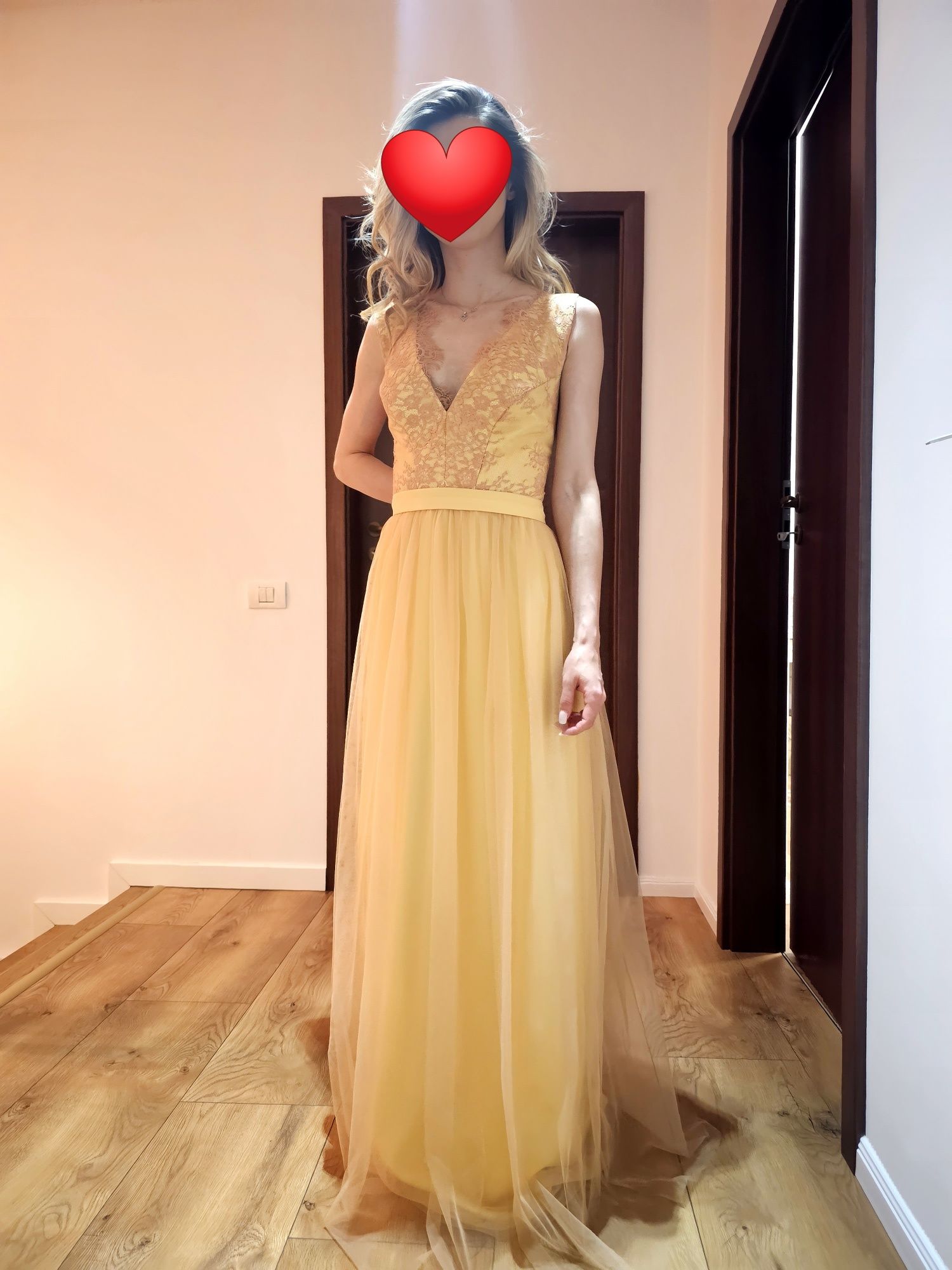 Model: Aurora

Descriere poetică:
Aurora este rochia care poartă lumin