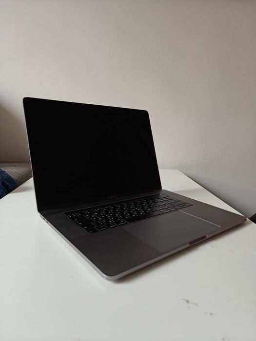Apple MacBook Pro 15 (2018 год) 16/256
