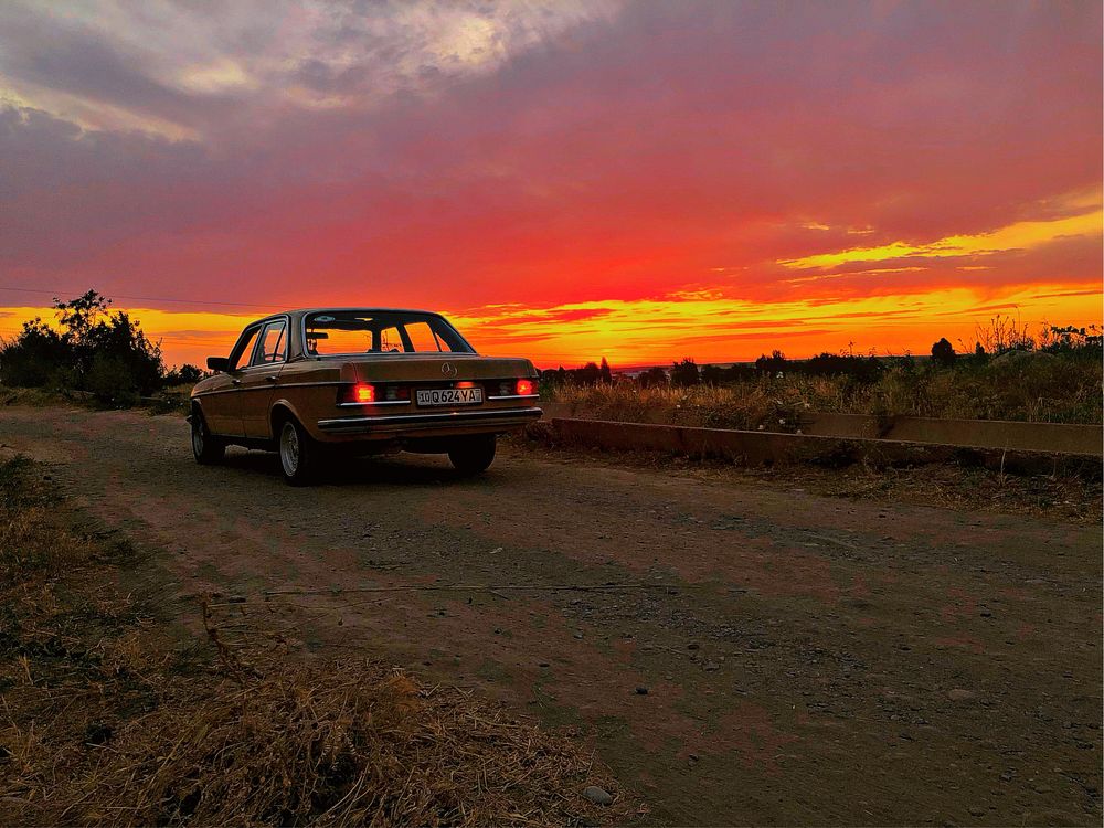 Машина на фото съемки Mercedes-Benz w123