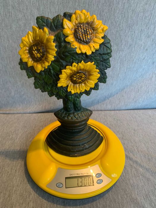 чугунена стоперка за врата с цвят на слънчоглед