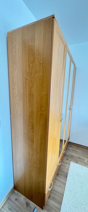 Продавам гардероб в отлично състояние.