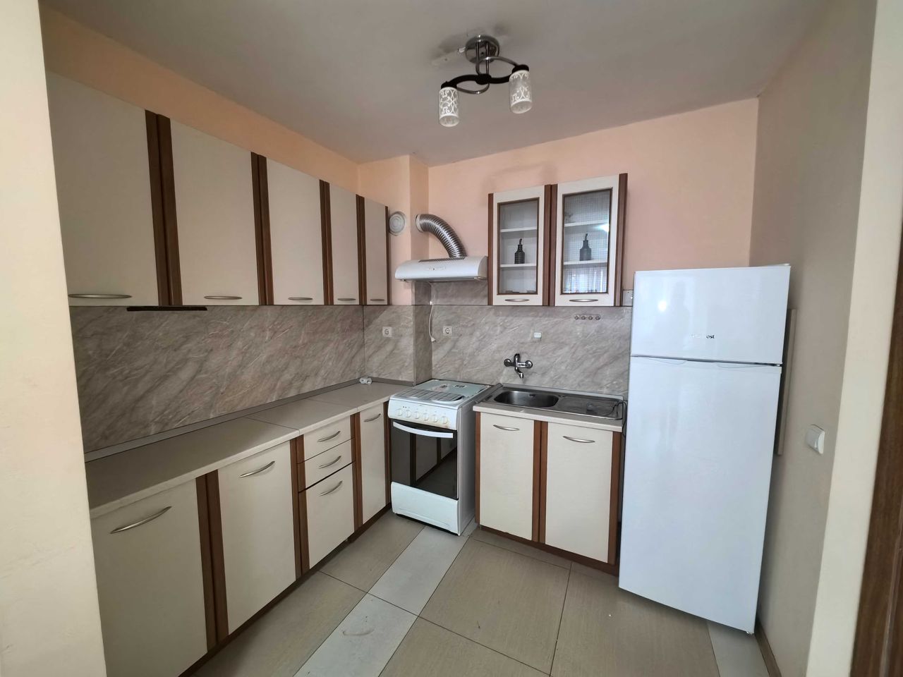 Дава се под наем Тристаен апартамент в Ямбол, Център - 80 кв.м за 280.5 € - Снимка #2