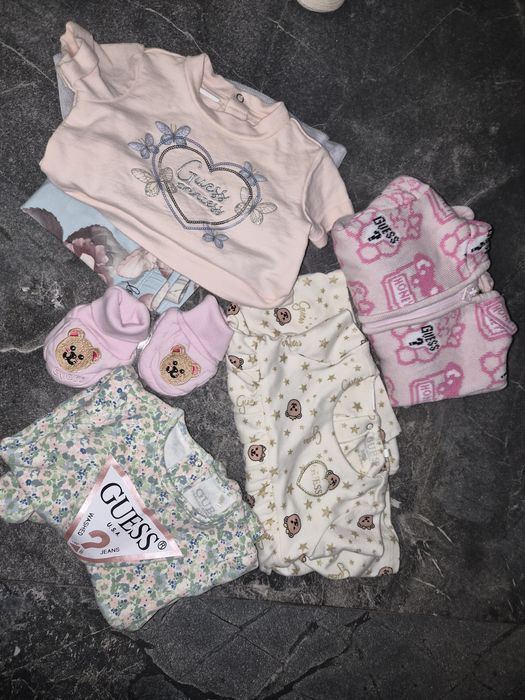 Лот за момиче 0-6 месеца Guess