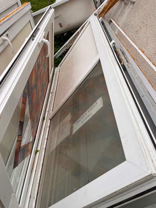 De vânzare uși geamuri second Hand de termopan și calorifere din tablă