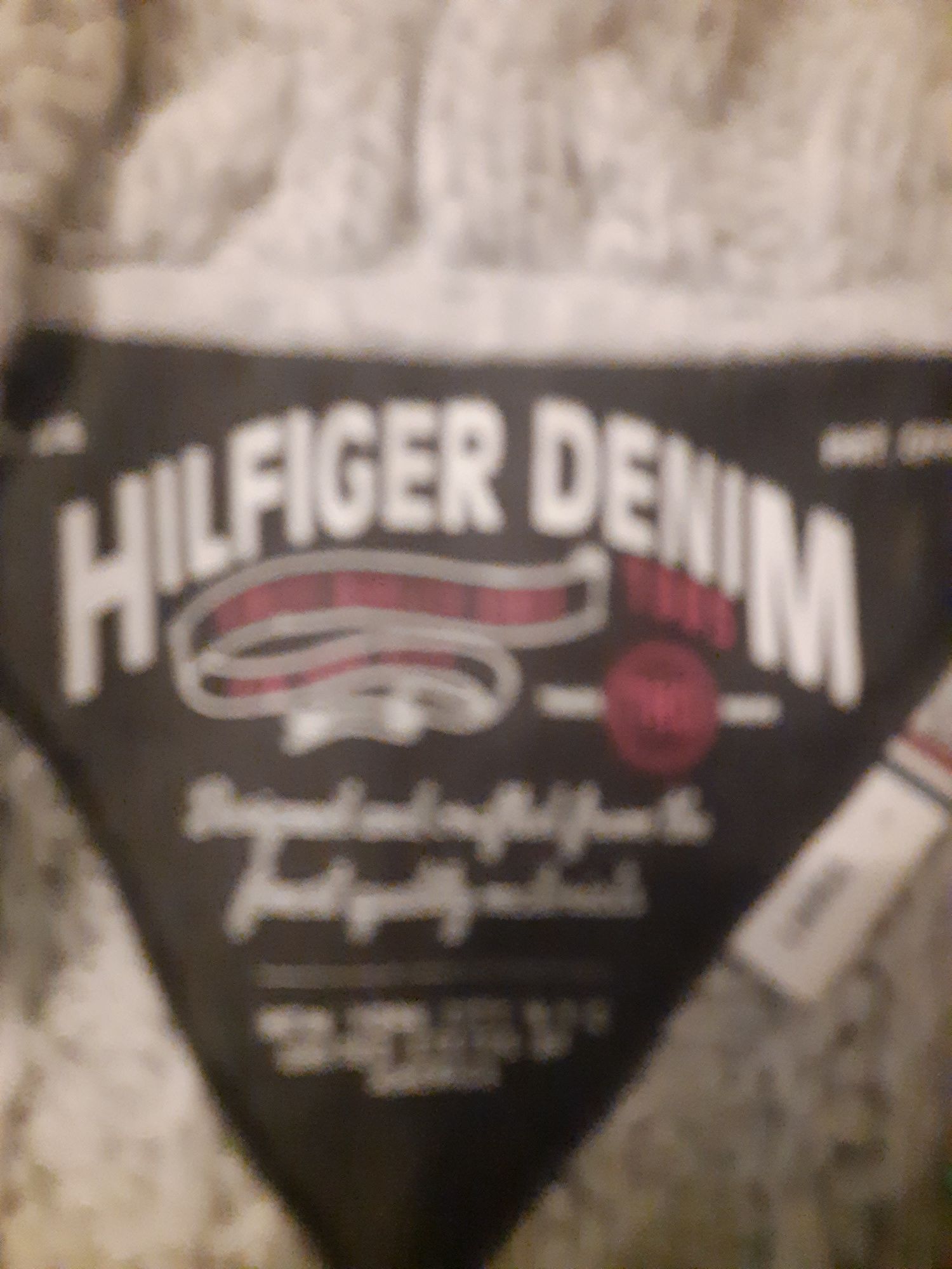 Sfetere noi Tommy Hilfiger și pulovere noi + cadou