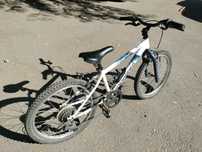Bicicleta cu o roata defectă