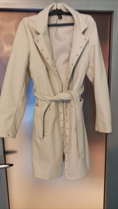 Бяло палто с кабзи, размер М