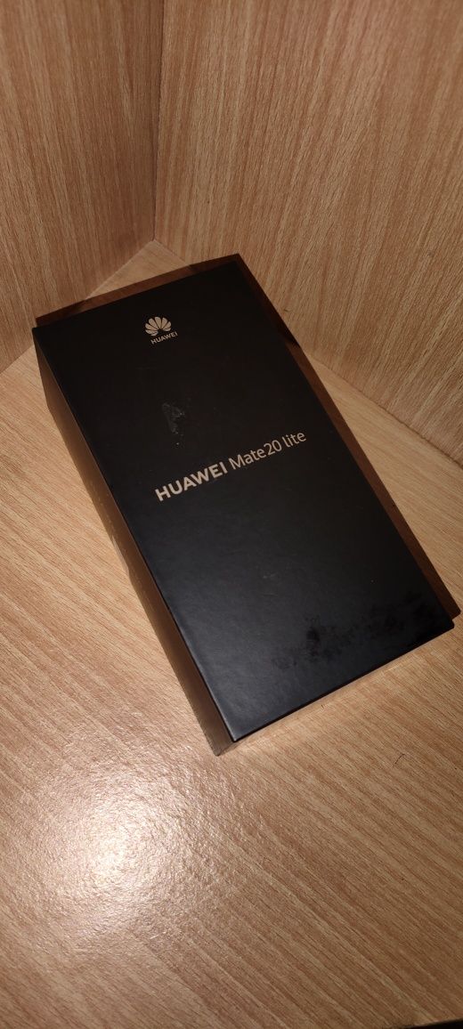 Телефон Huawei p20 lite в хорошем состоянии