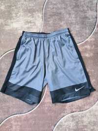 Nike къси панталони размер L