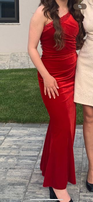 Vând rochie de catife, cu corset în partea de sus!