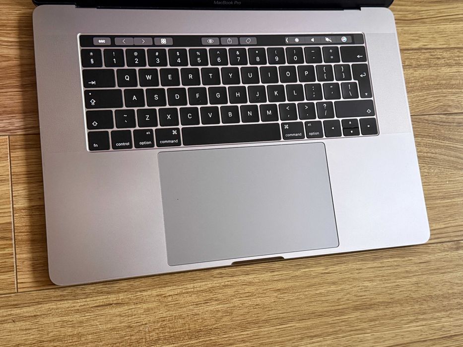 MacBook Pro 15 TouchBar`Core i7-6700HQ/16GB RAM/256GB SSD/AMD Pro 450