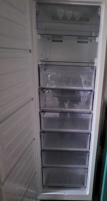 Congelator BEKO , No Frost, 282 l, H 185 cm, argintiu