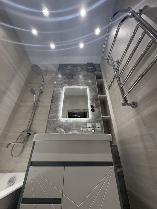 Выполняю работы с кафелем