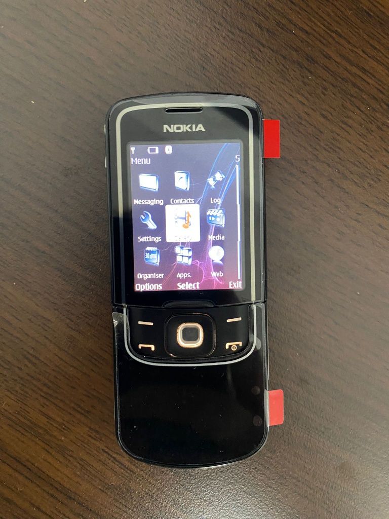 Nokia 8600 luna la cutie