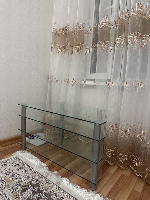 Стеклянная тумба под телевизор, в хорошем состоянии