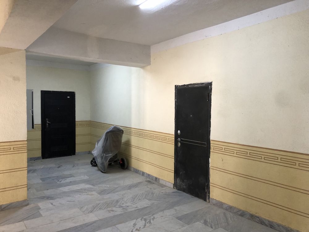 2 xonali  kvartira sotiladi Zarafshon 13 mkr 3 dom