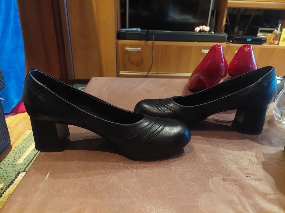 Черни официялни обивки на ток