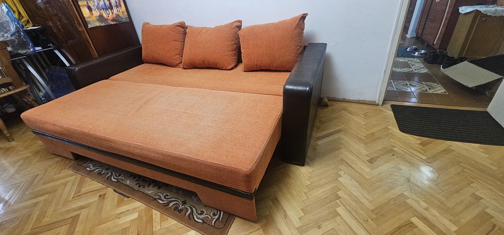 Vand Canapea extensibilă, cu spațiu de depozitare.

Dimensiuni totale: