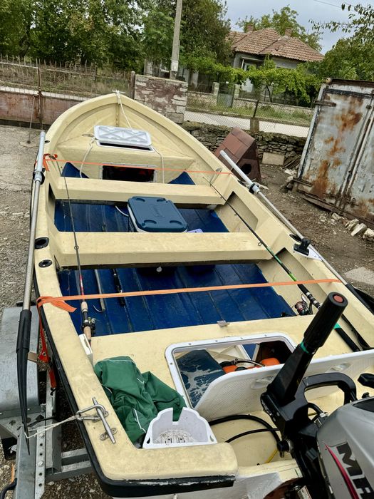 Оборудвана лодка, колесар и двигател