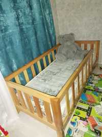 Продам детскую кровать (дерево сосна)