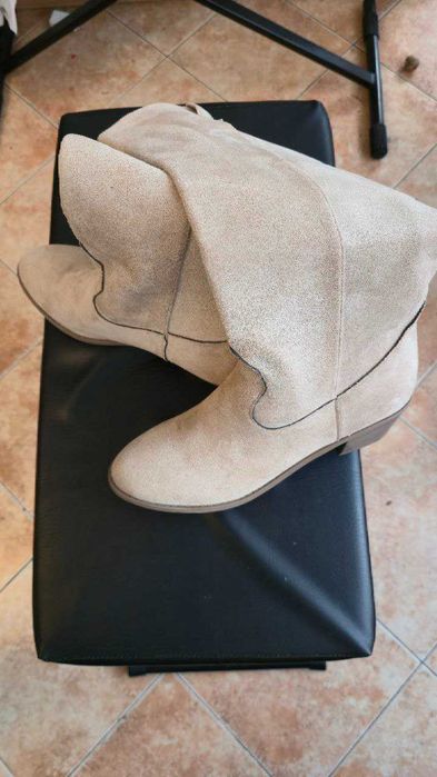 Чисто нови бежови велурени ботуши