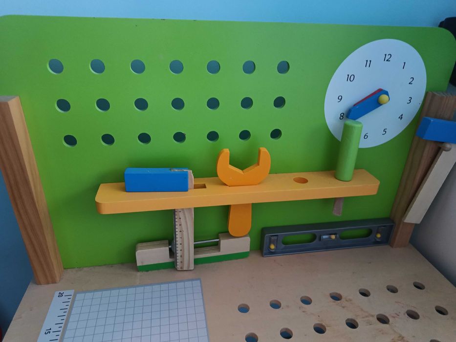 Дървена работна маса за деца с инструмента и аксесоари