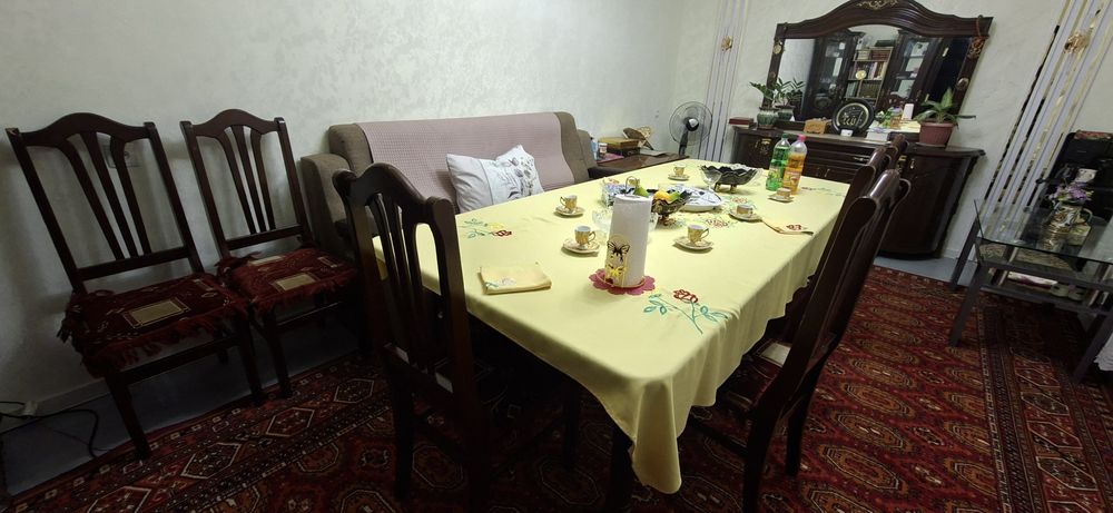 Стол и стулья 8 штуки продаётся комплект хорошем состоянии