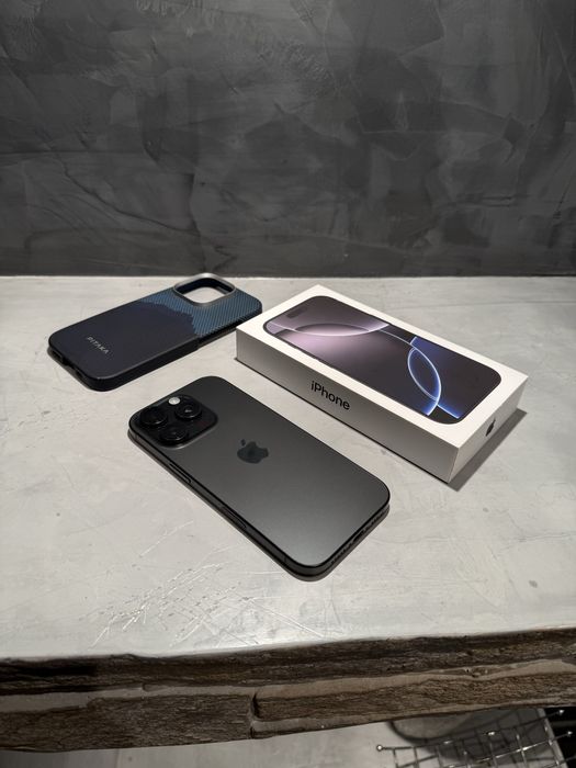 КАТО ЧИСТО НОВ Iphone 16 Pro Black + подарък Pitaka case