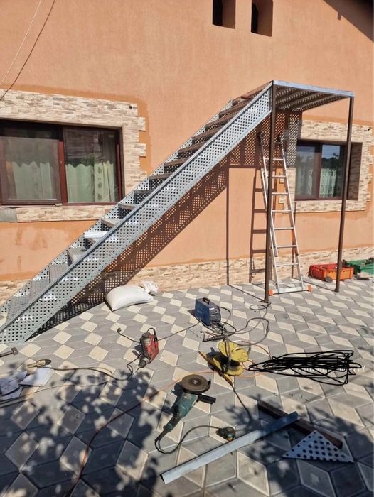 Scări metalice zincate