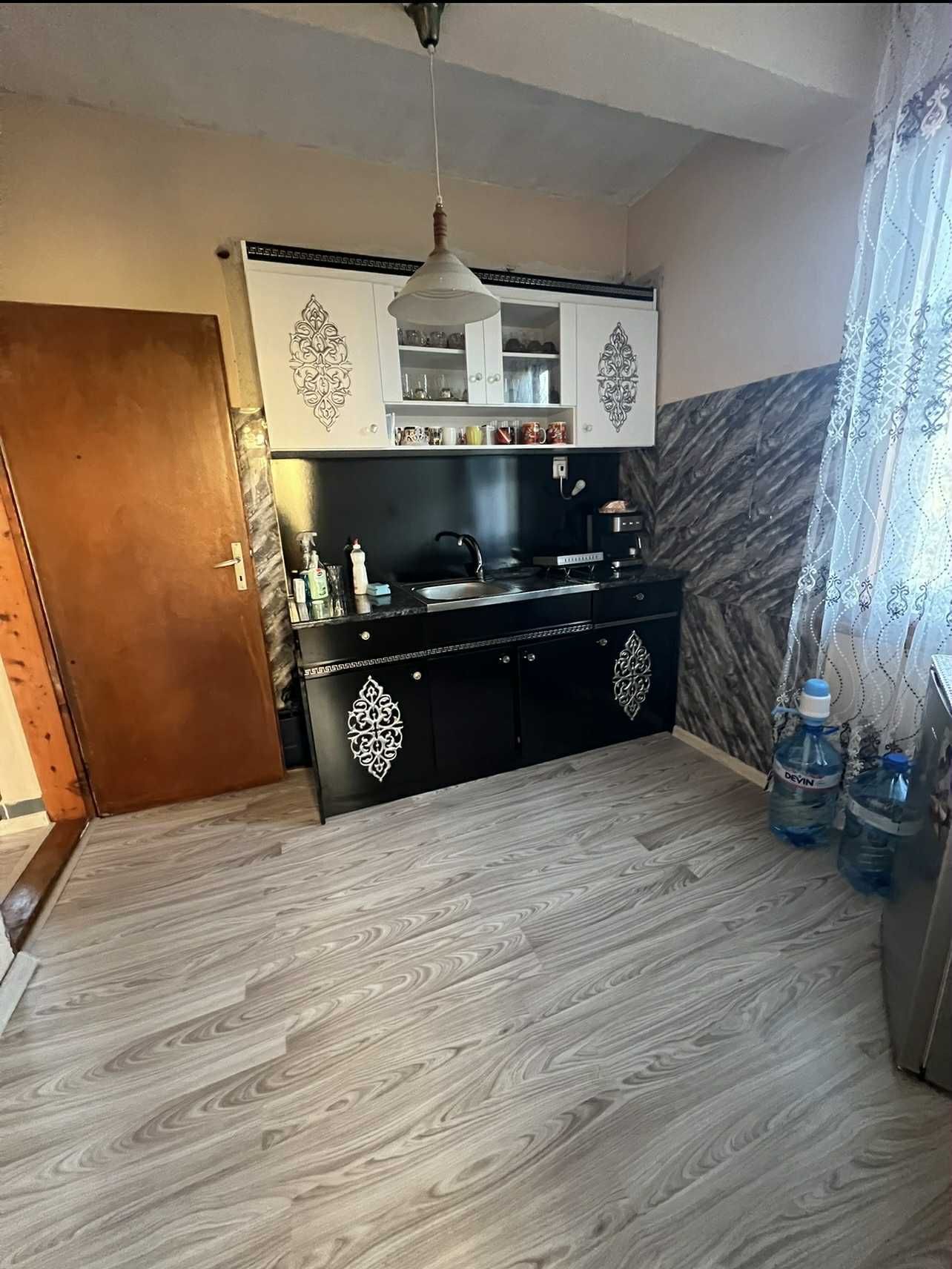 Масивна двуетажна къща