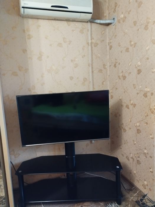 Стеклянная тумба под телевизор