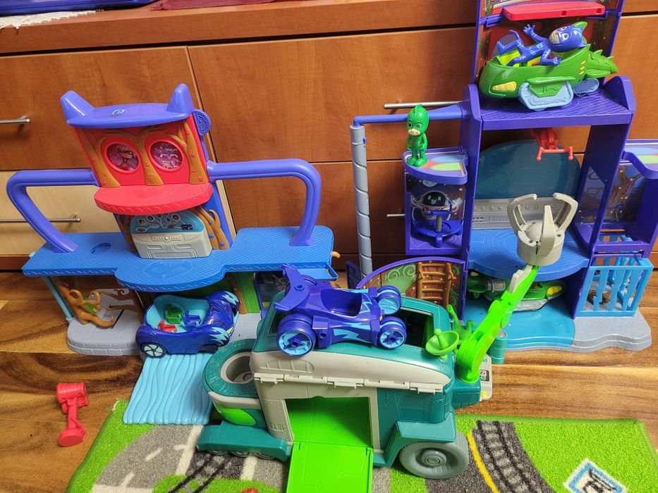 Jucării eroi în pijamale