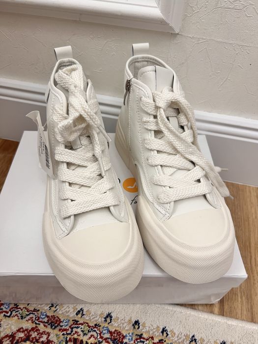 Новые кожаные белые кроссовки в 38 размере