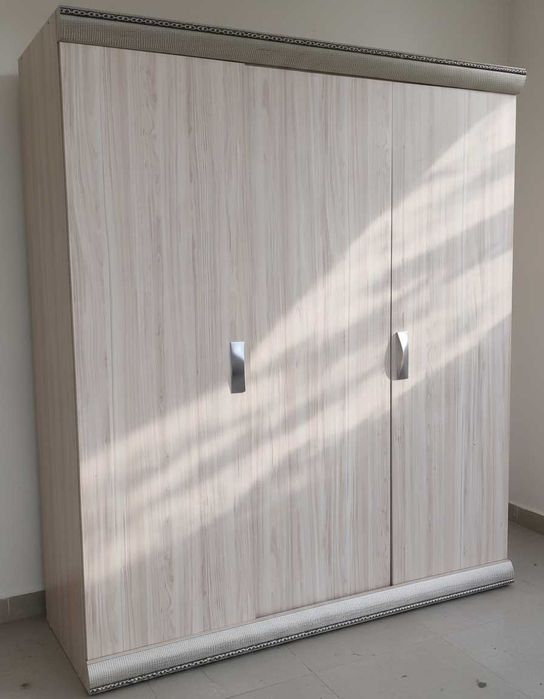 Трикрилен гардероб и легло с ортопедичен матрак