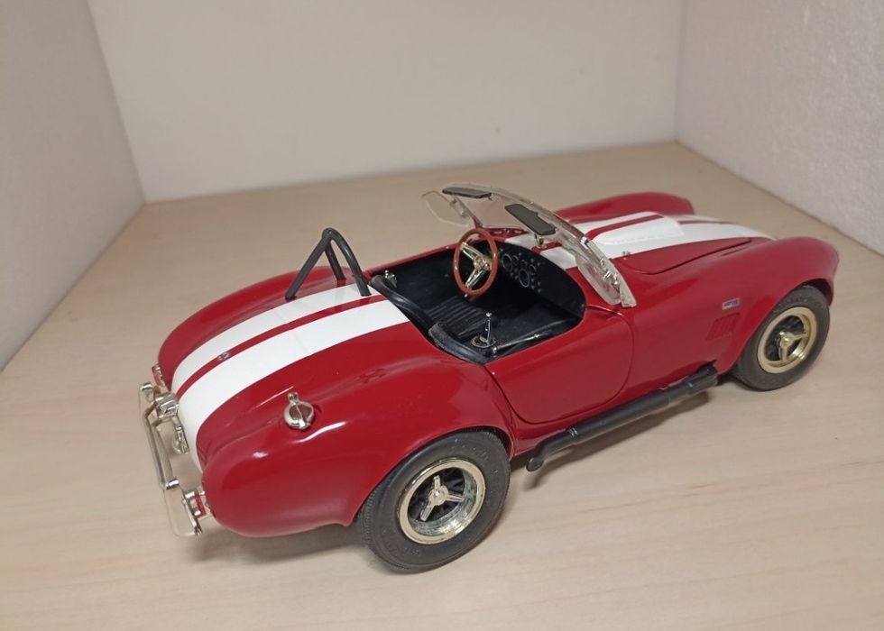 Shelby Cobra 118
Scara 1:18
Produs ERTL

Material metal+plastic

Pozel