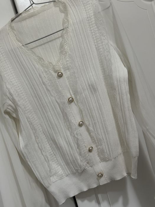 Белый трикотажный кардиган с кружевной отделкой и пуговицами под жемчу