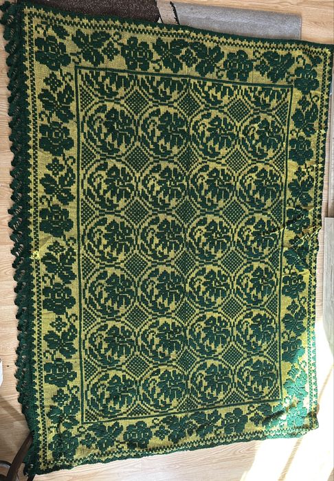 Vand carpeta persana + 2 cuverturi motive traditionale