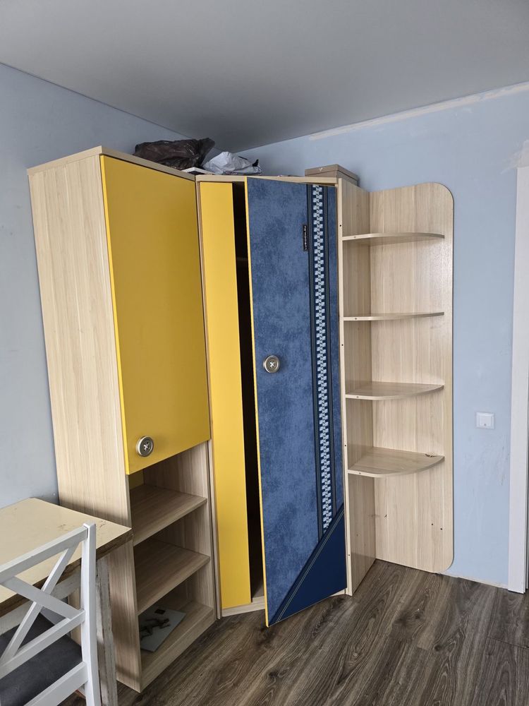 Продам шкаф и стол