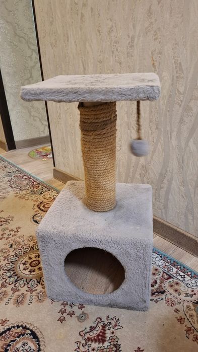 Кошачий домик с когтеточками