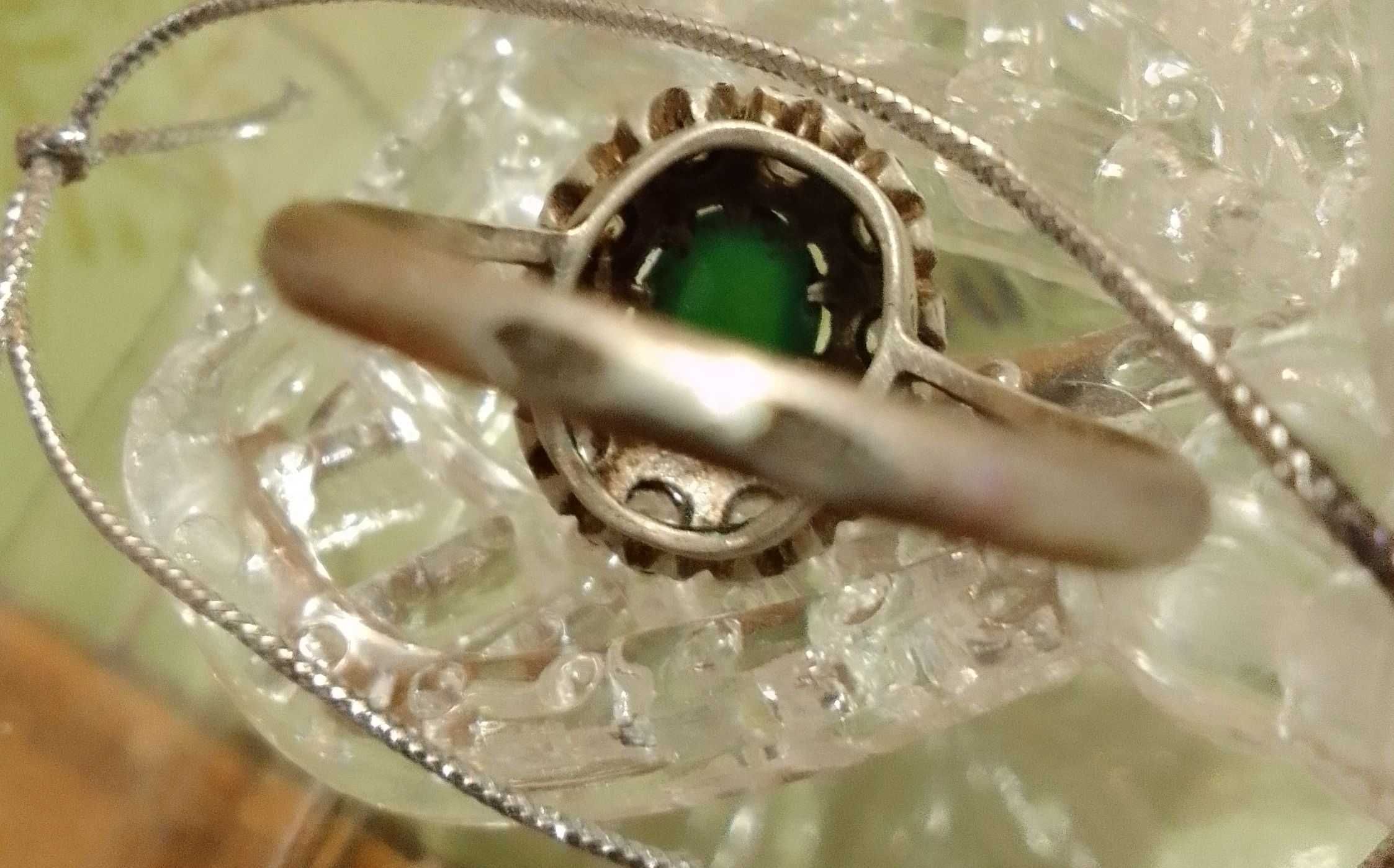 Продавам  пръстен дамски старинен със зелен камък